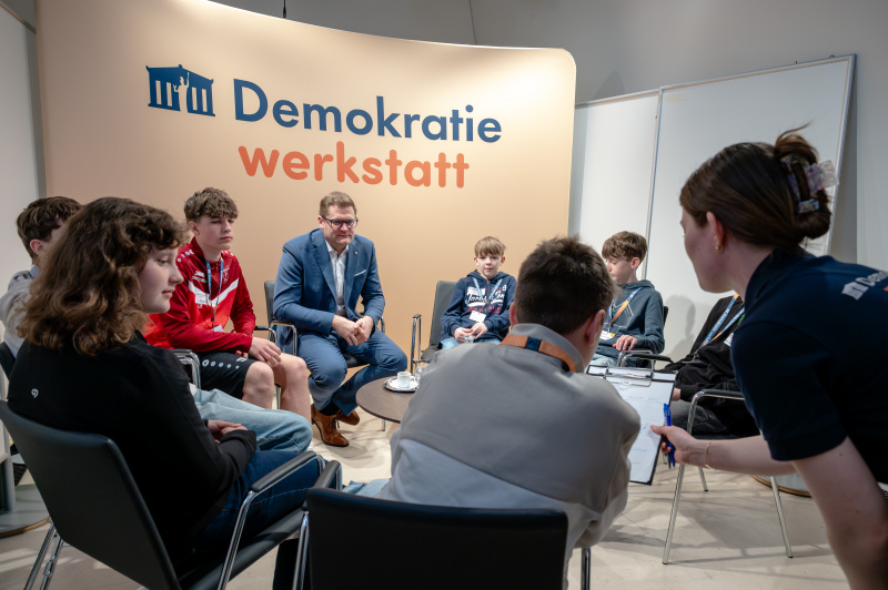 Bundesratspräsident Markus Stotter (ÖVP) im Gespräch mit Schülerinnen und Schülern