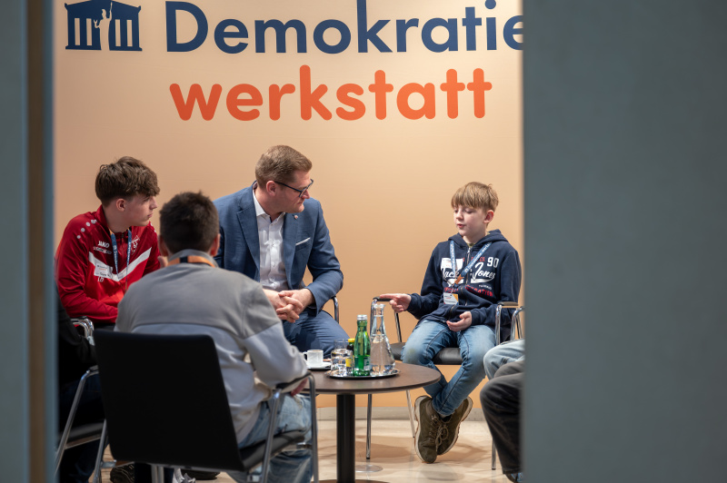 Bundesratspräsident Markus Stotter (ÖVP) im Gespräch mit Schülerinnen und Schülern