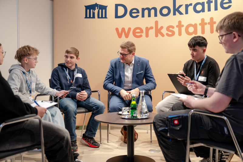 Bundesratspräsident Markus Stotter (ÖVP) im Gespräch mit Schülerinnen und Schülern