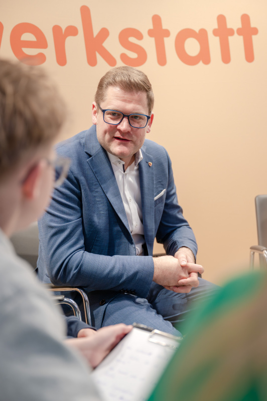 Bundesratspräsident Markus Stotter (ÖVP) im Gespräch mit Schülerinnen und Schülern