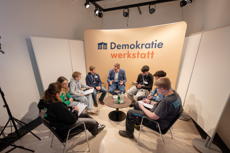 Bundesratspräsident Markus Stotter (ÖVP) im Gespräch mit Schülerinnen und Schülern