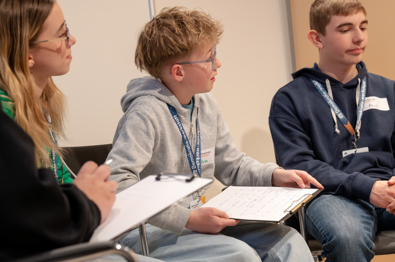  Schülerinnen und Schülern im Gespräch mit Bundesratspräsident Markus Stotter (ÖVP)