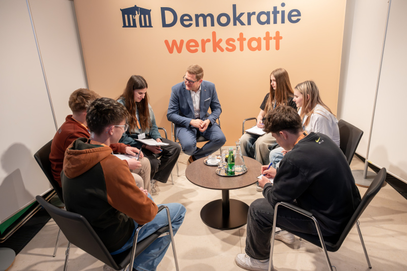 Bundesratspräsident Markus Stotter (ÖVP) im Gespräch mit Schülerinnen und Schülern