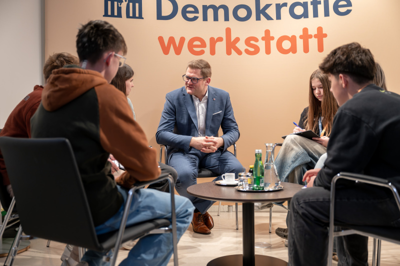 Bundesratspräsident Markus Stotter (ÖVP) im Gespräch mit Schülerinnen und Schülern