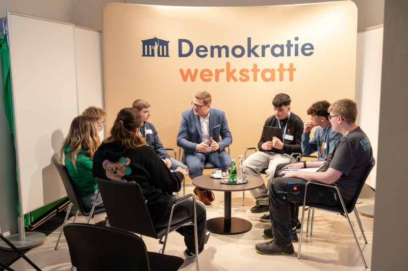 Bundesratspräsident Markus Stotter (ÖVP) im Gespräch mit Schülerinnen und Schülern