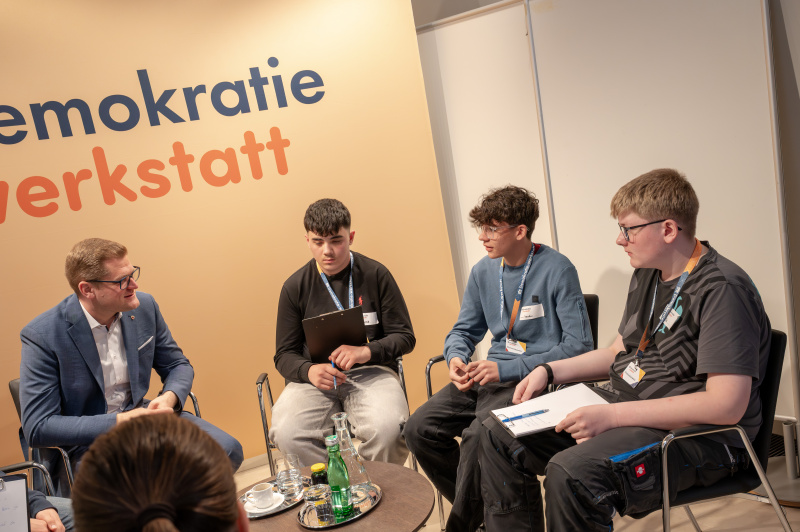 Bundesratspräsident Markus Stotter (ÖVP) im Gespräch mit Schülerinnen und Schülern