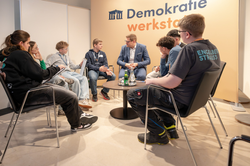 Bundesratspräsident Markus Stotter (ÖVP) im Gespräch mit Schülerinnen und Schülern