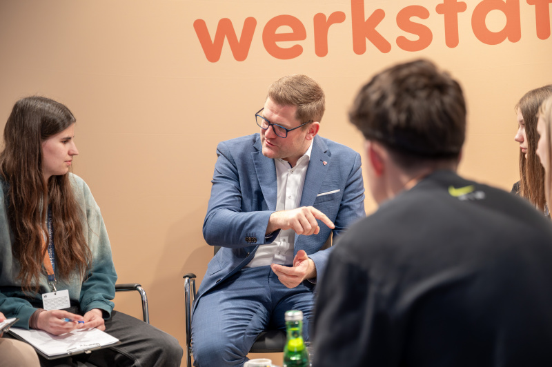 Bundesratspräsident Markus Stotter (ÖVP) im Gespräch mit Schülerinnen und Schülern