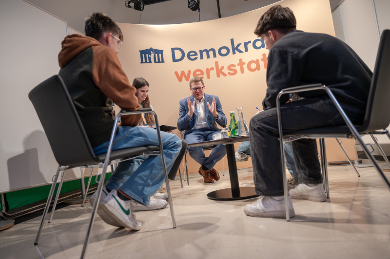 Bundesratspräsident Markus Stotter (ÖVP) im Gespräch mit Schülerinnen und Schülern