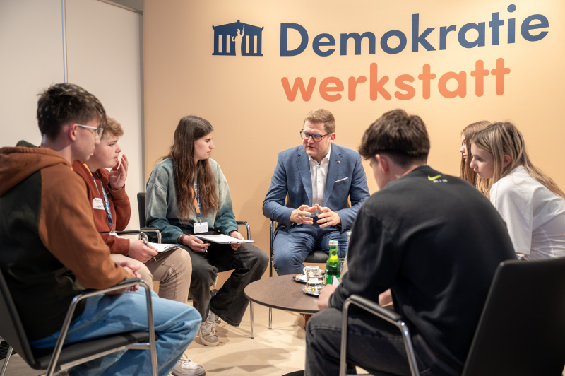 Bundesratspräsident Markus Stotter (ÖVP) im Gespräch mit Schülerinnen und Schülern