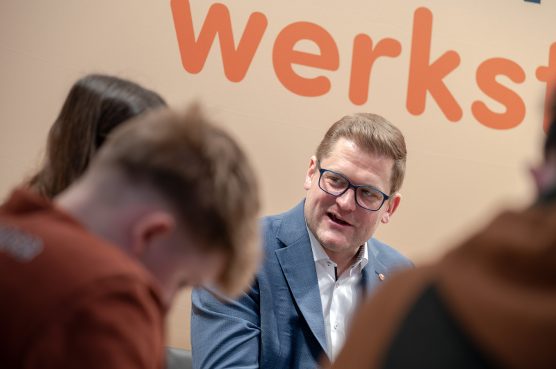 Bundesratspräsident Markus Stotter (ÖVP) im Gespräch mit Schülerinnen und Schülern