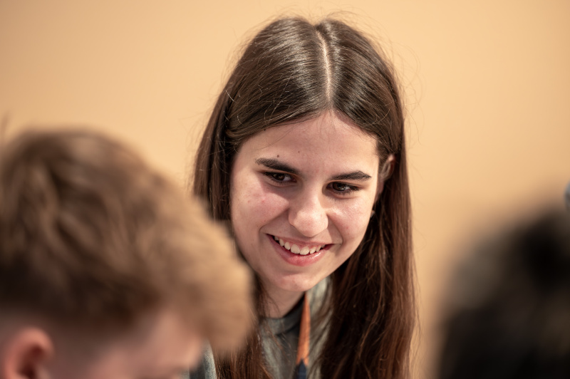 Schülerinnen und Schüler bei der Gruppenarbeit