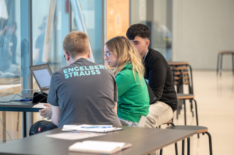 Schülerinnen und Schüler bei der Gruppenarbeit