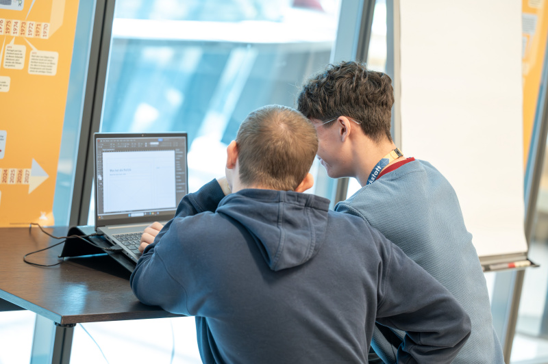 Schülerinnen und Schüler bei der Gruppenarbeit