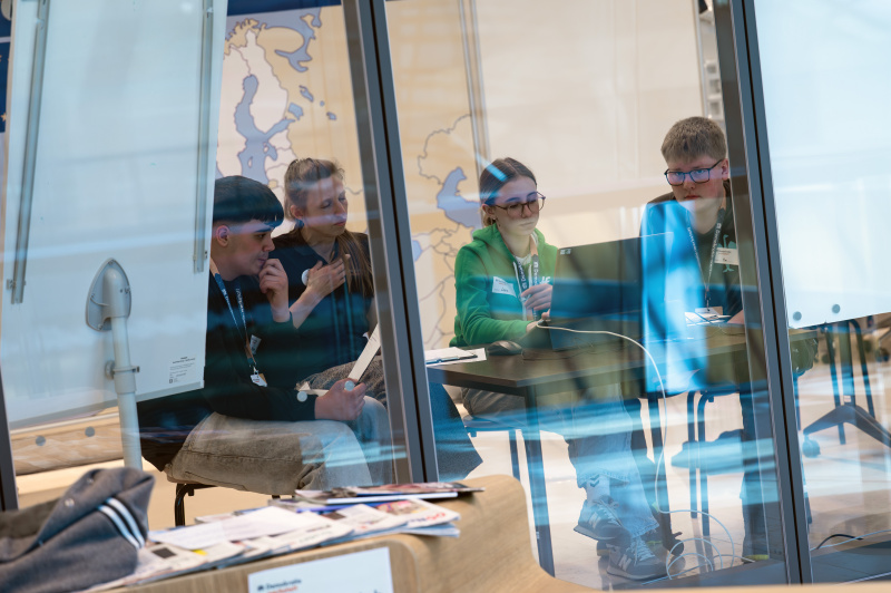 Schülerinnen und Schüler bei der Gruppenarbeit