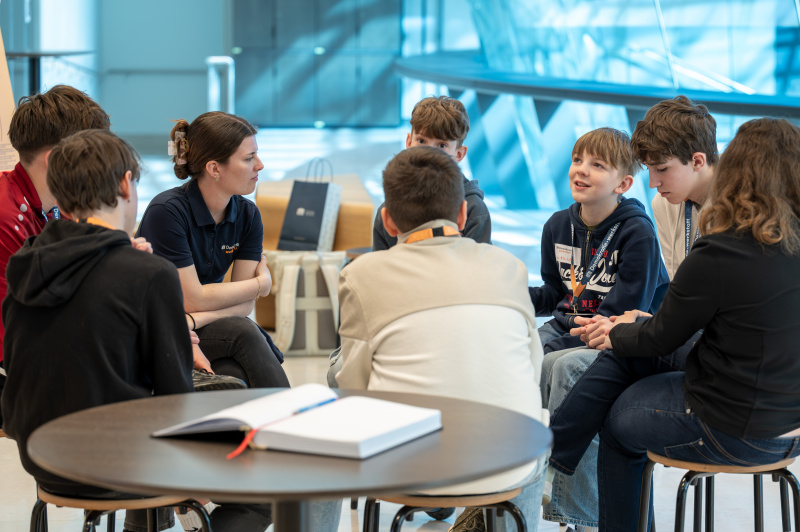 Schülerinnen und Schüler bei der Gruppenarbeit