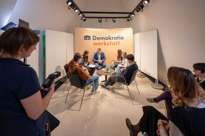 Bundesratspräsident Markus Stotter (ÖVP) im Gespräch mit Schülerinnen und Schülern