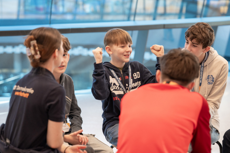 Schülerinnen und Schüler bei der Gruppenarbeit