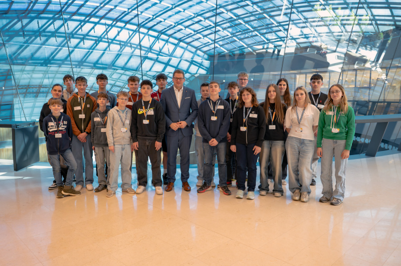 Gruppenfoto mit Bundesratspräsident Markus Stotter (ÖVP) und den Schülerinnen und Schülern