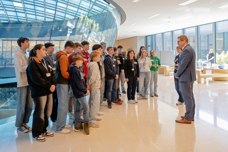 Gruppenfoto mit Bundesratspräsident Markus Stotter (ÖVP) und den Schülerinnen und Schülern