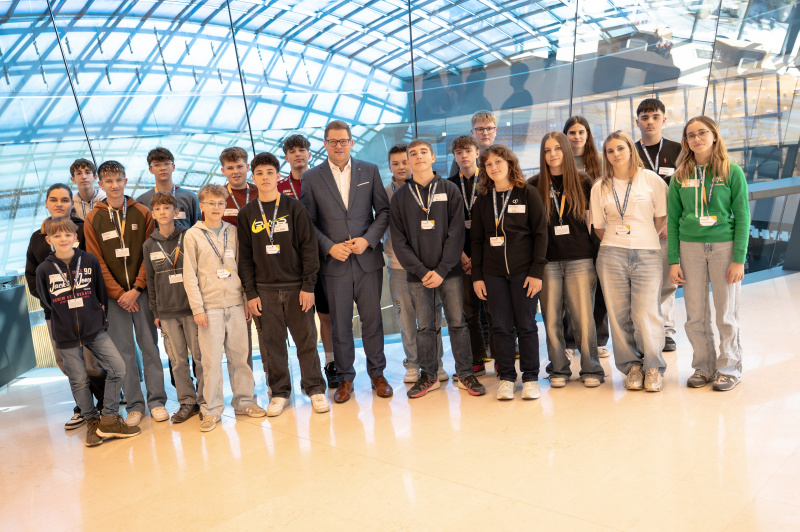 Gruppenfoto mit Bundesratspräsident Markus Stotter (ÖVP) und den Schülerinnen und Schülern