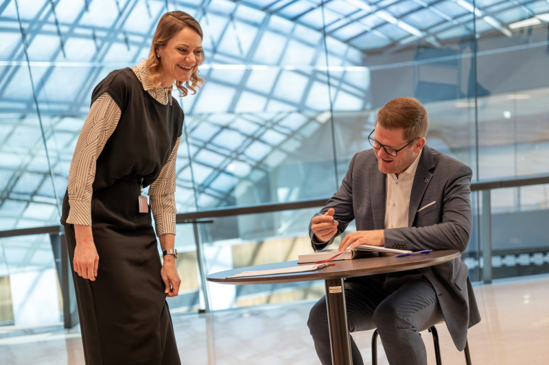 Bundesratspräsident Markus Stotter (ÖVP) beim Eintrag in das Gästebuch