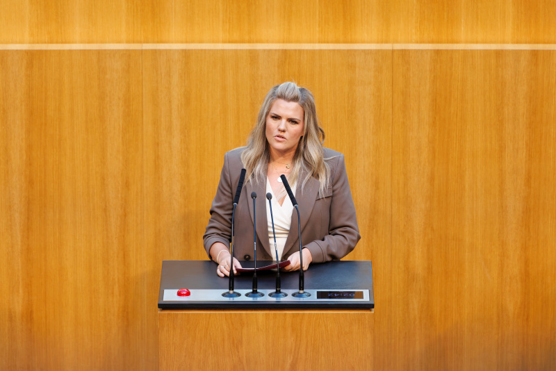 Am Rednerinnenpult: Nationalratsabgeordnete Lisa Aldali (NEOS)