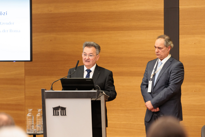 Einleitende Worte Emmerich Gärtner-Horvath - Vorsitzender des Volksgruppenbeirats der Roma und Andreas Sarközi - Stellvertretender Vorsitzender des Volksgruppenbeirats der Roma