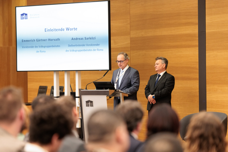 Einleitende Worte Emmerich Gärtner-Horvath - Vorsitzender des Volksgruppenbeirats der Roma und Andreas Sarközi - Stellvertretender Vorsitzender des Volksgruppenbeirats der Roma