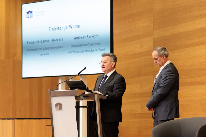 Einleitende Worte Emmerich Gärtner-Horvath - Vorsitzender des Volksgruppenbeirats der Roma und Andreas Sarközi - Stellvertretender Vorsitzender des Volksgruppenbeirats der Roma