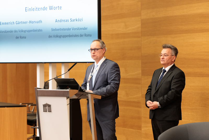 Einleitende Worte Emmerich Gärtner-Horvath - Vorsitzender des Volksgruppenbeirats der Roma und Andreas Sarközi - Stellvertretender Vorsitzender des Volksgruppenbeirats der Roma