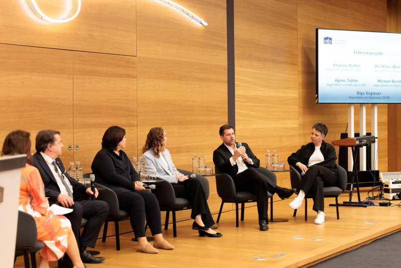 Interviewrunde mit den Bereichssprecherinnen und Bereichssprechern für Volksgruppen der Parlamentsfraktionen. Am Wort Nationalratsabgeordneter Michael Bernhard (NEOS)