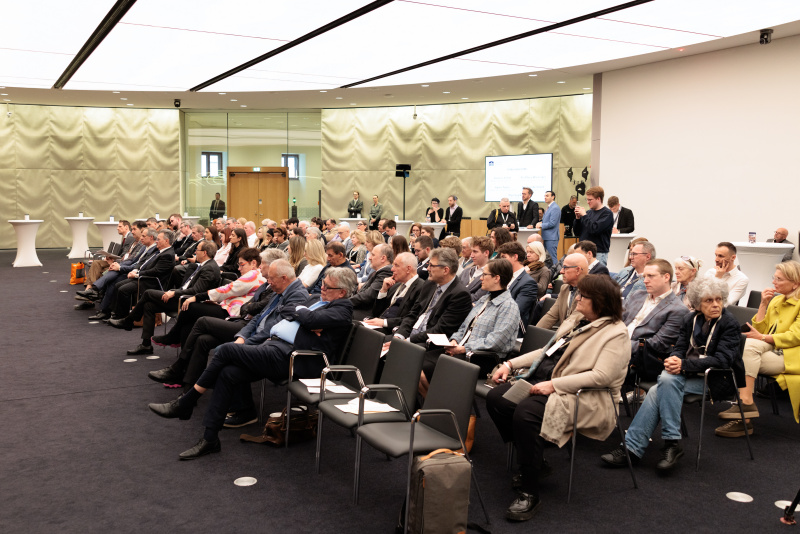 Blick Richtung Veranstaltungsteilnehmerinnen und -teilnehmer