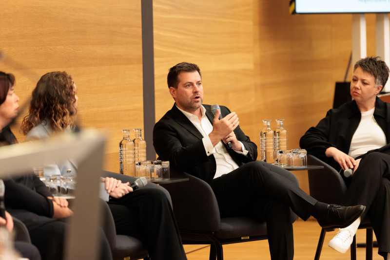 Interviewrunde mit den Bereichssprecherinnen und Bereichssprechern für Volksgruppen der Parlamentsfraktionen. Am Wort Nationalratsabgeordneter Michael Bernhard (NEOS)