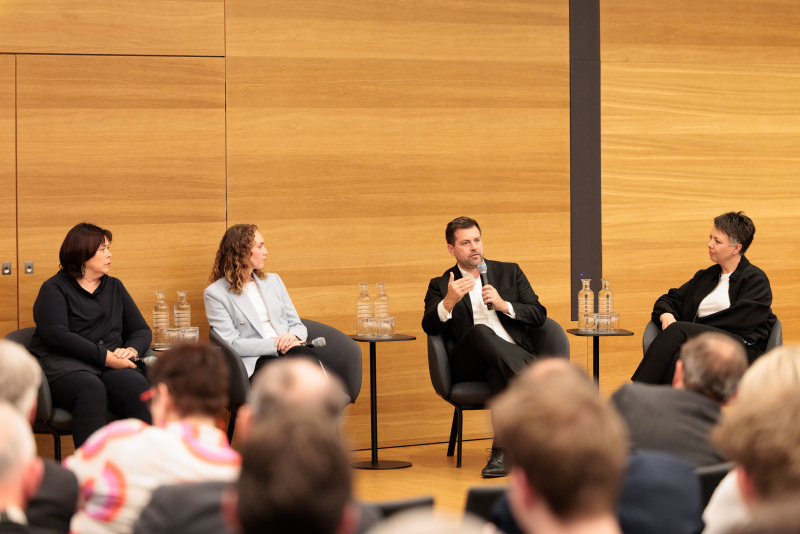 Interviewrunde mit den Bereichssprecherinnen und Bereichssprechern für Volksgruppen der Parlamentsfraktionen. Am Wort Nationalratsabgeordneter Michael Bernhard (NEOS)