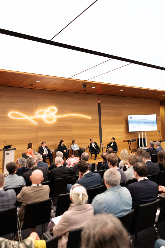 Interviewrunde mit den Bereichssprecherinnen und Bereichssprechern für Volksgruppen der Parlamentsfraktionen. Am Wort Nationalratsabgeordneter Michael Bernhard (NEOS)