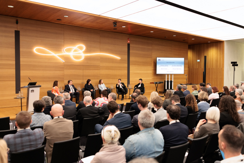 Interviewrunde mit den Bereichssprecherinnen und Bereichssprechern für Volksgruppen der Parlamentsfraktionen. Am Wort Nationalratsabgeordneter Michael Bernhard (NEOS)