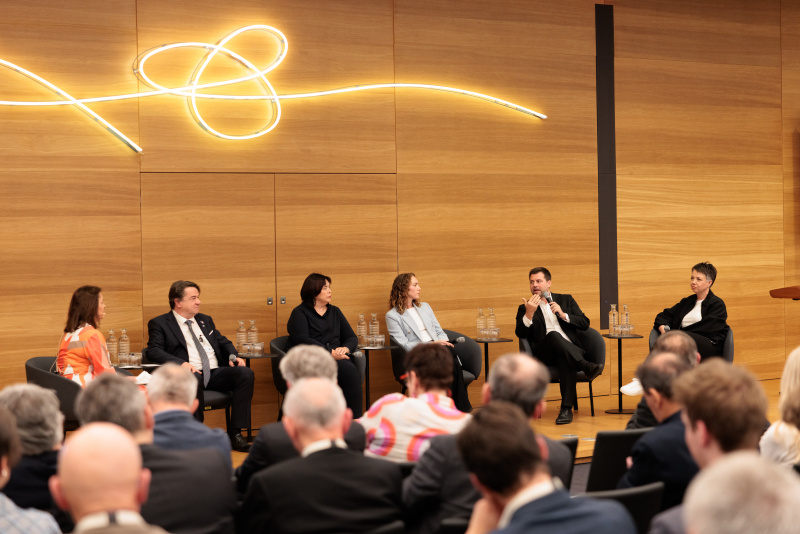 Interviewrunde mit den Bereichssprecherinnen und Bereichssprechern für Volksgruppen der Parlamentsfraktionen. Am Wort Nationalratsabgeordneter Michael Bernhard (NEOS)