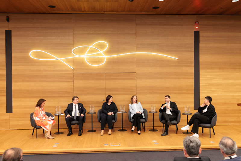 Interviewrunde mit den Bereichssprecherinnen und Bereichssprechern für Volksgruppen der Parlamentsfraktionen. Am Wort Nationalratsabgeordneter Michael Bernhard (NEOS)