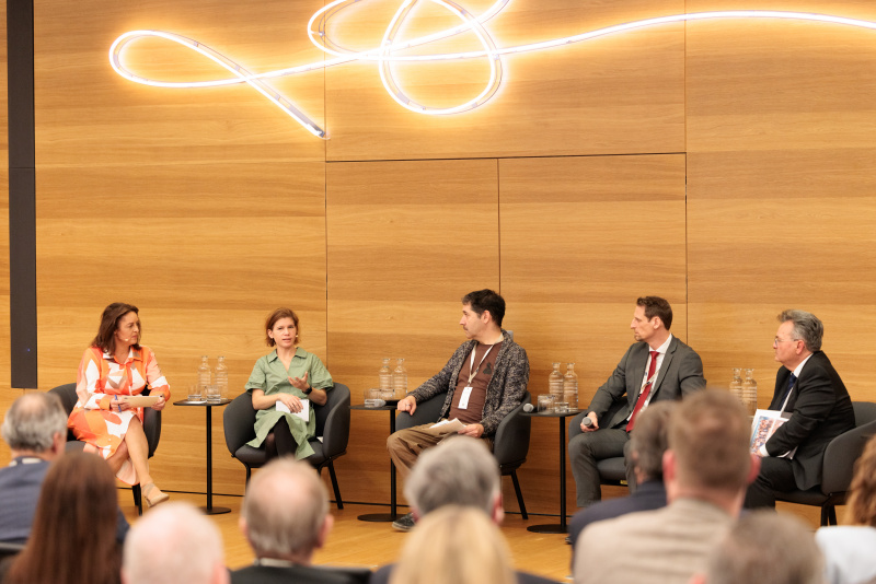 Zweite Interviewrunde. Am Wort Keynote Ingrid Brodnig - Journalistin und Autorin