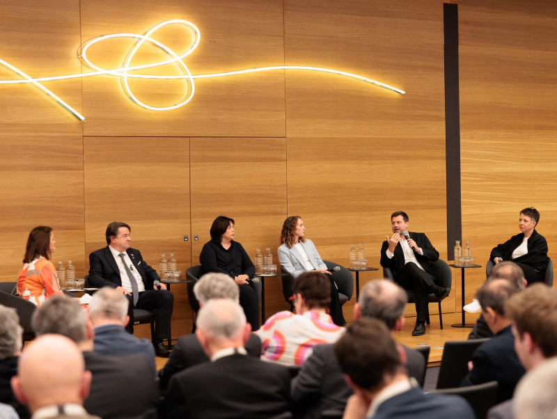 Interviewrunde mit den Bereichssprecherinnen und Bereichssprechern für Volksgruppen der Parlamentsfraktionen. Am Wort Nationalratsabgeordneter Michael Bernhard (NEOS)