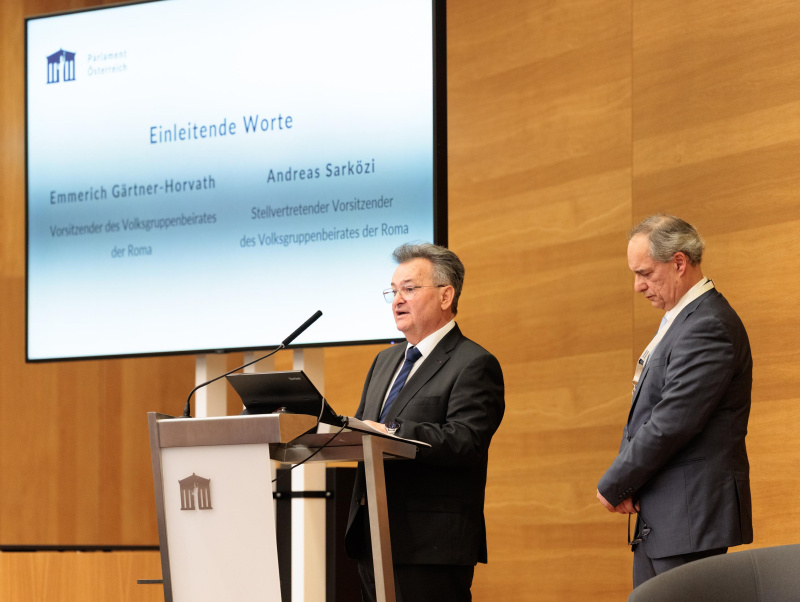 Einleitende Worte Emmerich Gärtner-Horvath - Vorsitzender des Volksgruppenbeirats der Roma und Andreas Sarközi - Stellvertretender Vorsitzender des Volksgruppenbeirats der Roma