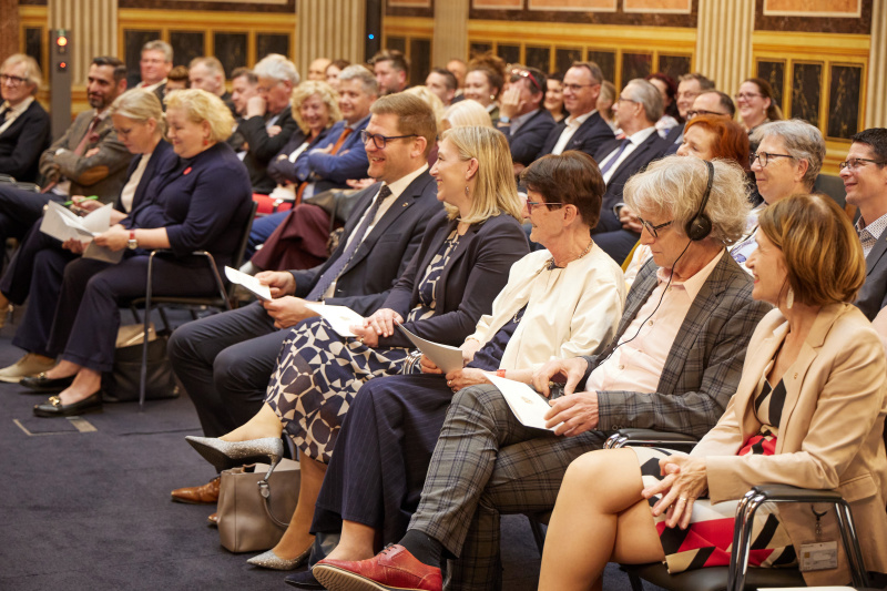 Blick Richtung Veranstaltungsteilnehmerinnen und -teilnehmer