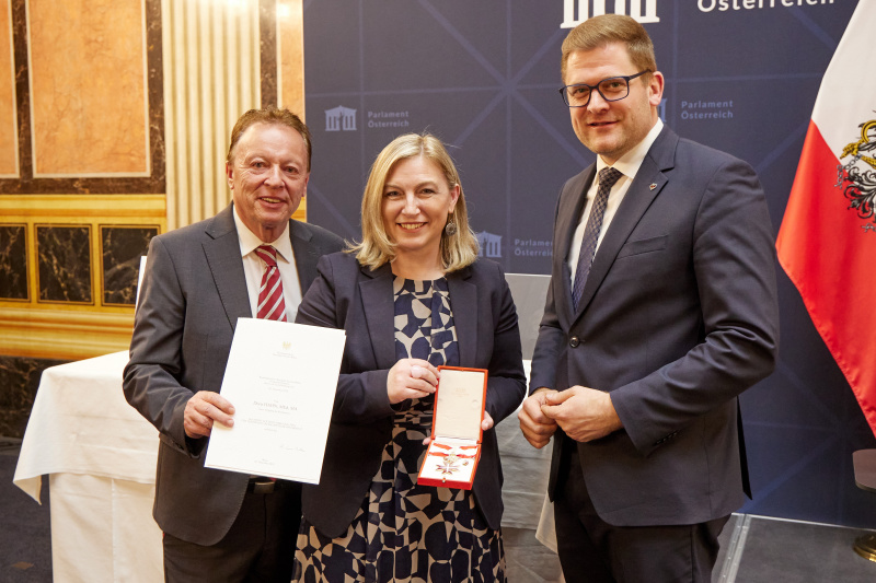 Überreichung des Großen Goldenen Ehrenzeichens an Vizepräsidentin a. D. Doris Hahn. Von links: Klubobmann im NÖ Landtag Hannes Weninger, Bundesrätin a.D. Doris Hahn (SPÖ), Bundesratspräsident Markus Stotter (ÖVP)