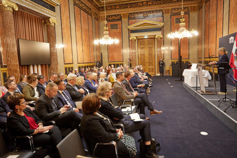 Laudatio auf Mitglied des Bundesrates a. D. Adi Gross, gehalten von Frau Bundesministerin a. D. Klubobfrau Leonore Gewessler