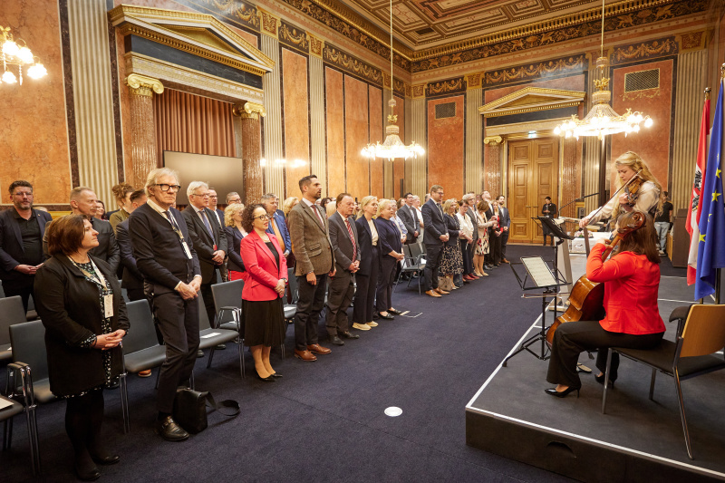 Bundeshymne der Republik Österreich. Musik Eva Lucia Schmölzer Dorottya Standi