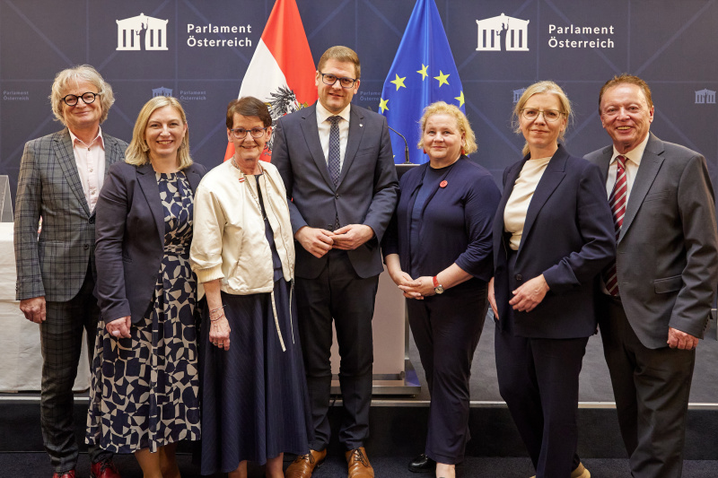 Von links: Bundesrat a. D. Adi Gross (GRÜNE), Vizepräsidentin des Bundesrates a. D. Doris Hahn (SPÖ), Bundesrätin a. D. Elisabetz Grimling (SPÖ), Bundesratspräsident Markus Stotter (ÖVP), Sozialministerin Korinna Schumann (SPÖ), Klubobfrau Leonore Gewessler (GRÜNE), Klubobmann im NÖ Landtag Hannes Weninger