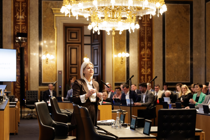 Am Rednerinnenpult: Verteidigungsministerin Klaudia Tanner (ÖVP)