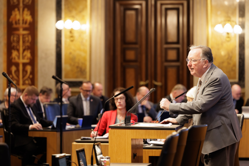 Am Rednerpult: Bundesrat Ernest Schwindsackl (ÖVP)