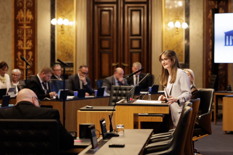 Am Rednerinnenpult: Bundesrätin Julia Deutsch (NEOS)